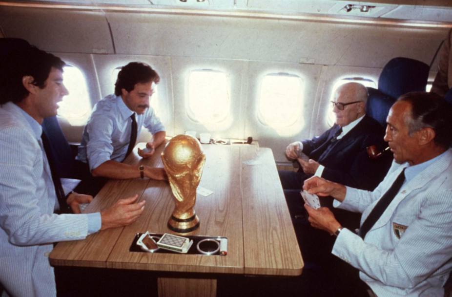 La foto che ha fatto storia, la celebre partita a scopa tra Enzo Bearzot, ct azzurro, il presidente della Repubblica, Franco Causio e Dino Zoff (Epa)